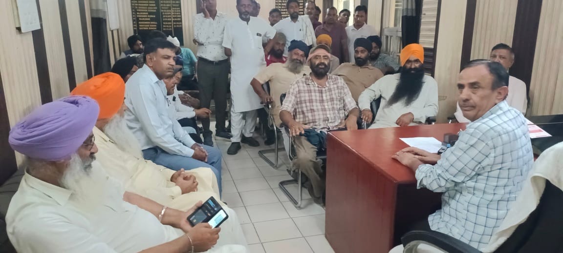 मार्केट कमेटी सचिव सतबीर राविश से बातचीत करते हुए भाकियू चढूनी के पदाधिकारी। विज्ञप्ति