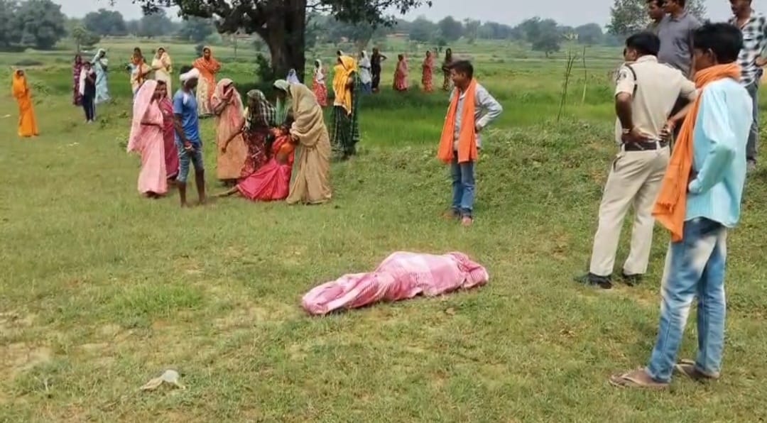 मासूम की फ़ोटो व शव के पास परिजन ग्रामीण व पुलिस