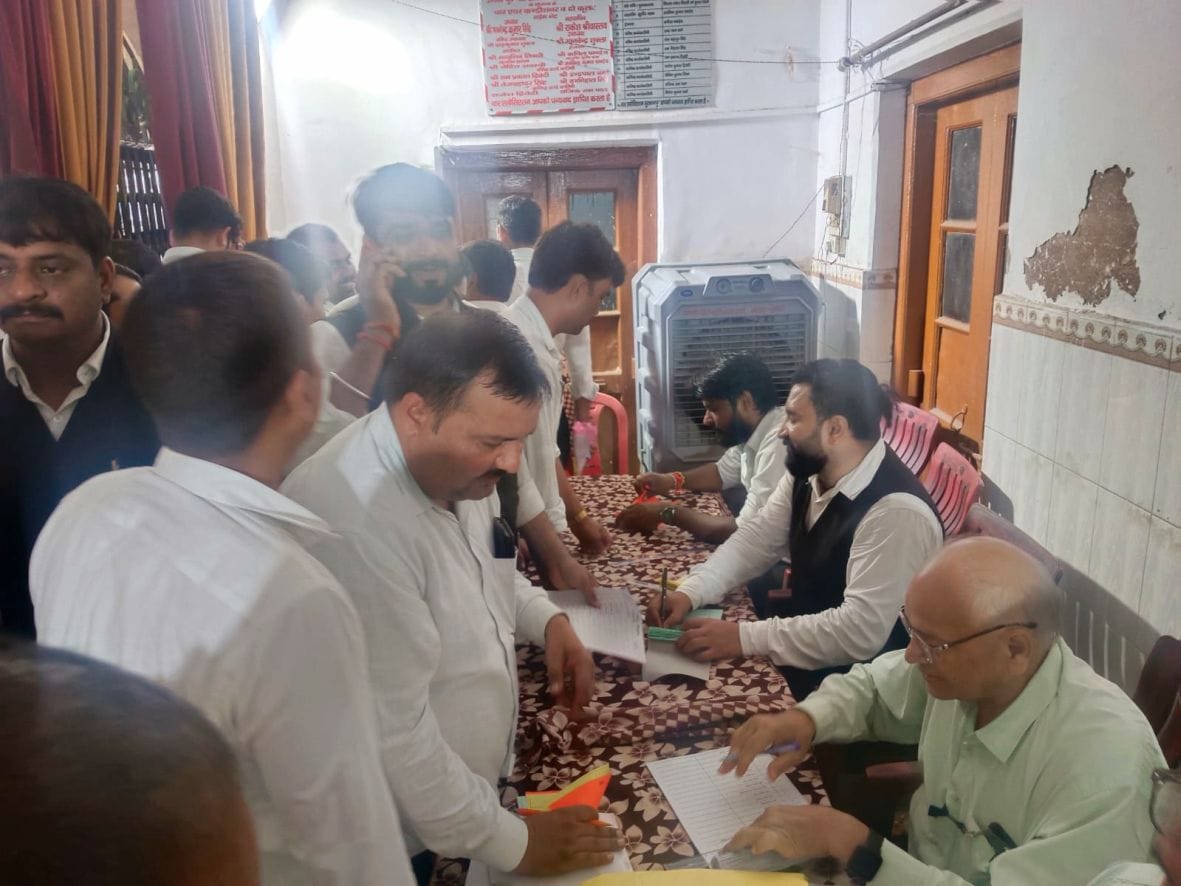 मतदान की होती प्रक्रिया मतदान की होती प्रक्रिया