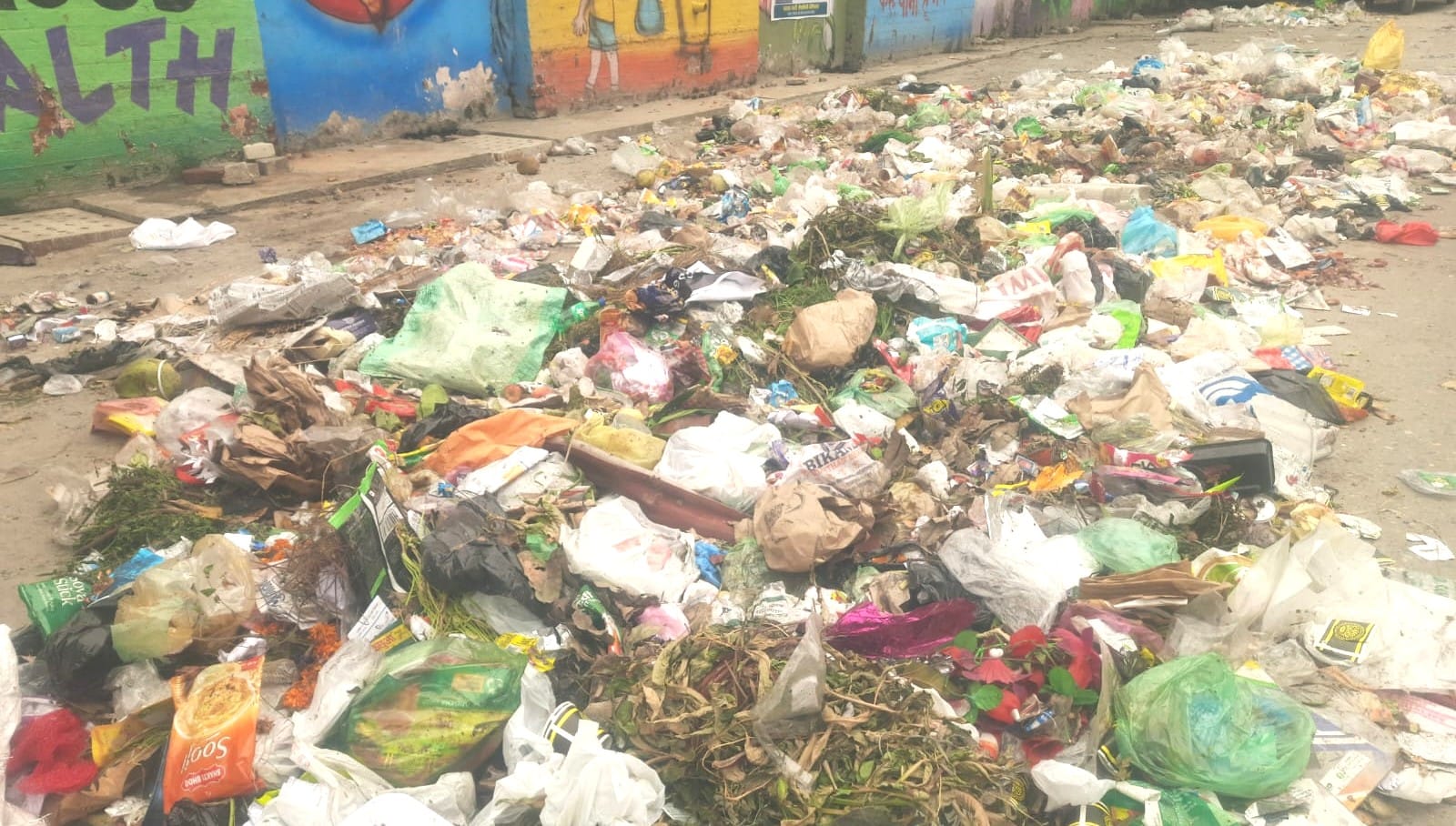 नगर निगम कार्यालय में नारेबाजी करते सफाई व दमकल कर्मचारी। संवाद नगर निगम कार्यालय में नारेबाजी करते सफाई व दमकल कर्मचारी। संवाद
