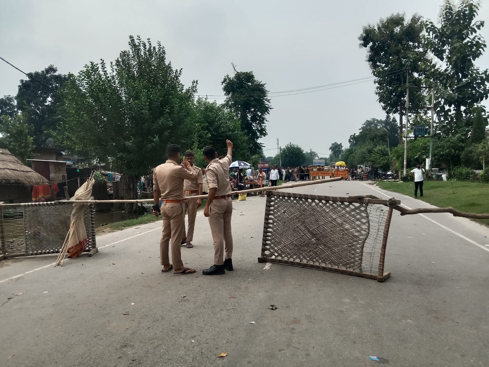 पलिया दुधवा मार्ग स्थित रपटा पुल पर आवागमन बंद होने के बाद बसों से उतरकर पैदल आते यात्री। संवाद पलिया दुधवा मार्ग स्थित रपटा पुल पर आवागमन बंद होने के बाद बसों से उतरकर पैदल आते यात्री। संवाद