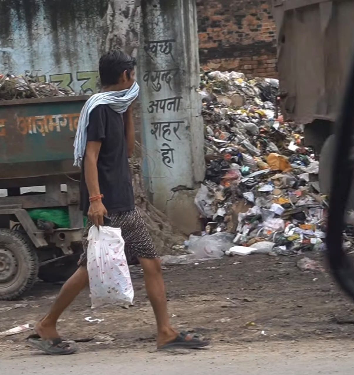 पुरानी जेल के पास डंपिंग ग्राउंड से उठ रही दुर्गंध के कारण मुंह पर रुमाल रखकर चलती पुलिस कर्मी। पुरानी जेल के पास डंपिंग ग्राउंड से उठ रही दुर्गंध के कारण मुंह पर रुमाल रखकर चलती पुलिस कर्मी।