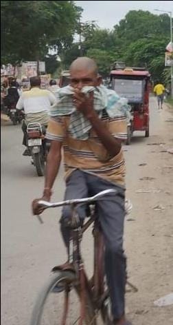 पुरानी जेल के पास डंपिंग ग्राउंड से उठ रही दुर्गंध के कारण मुंह पर रुमाल रखकर चलती पुलिस कर्मी। पुरानी जेल के पास डंपिंग ग्राउंड से उठ रही दुर्गंध के कारण मुंह पर रुमाल रखकर चलती पुलिस कर्मी।