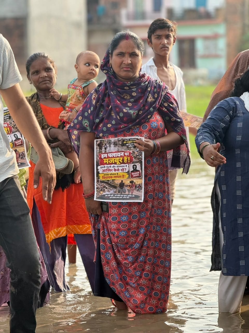 प्रदर्शन करते लोग।