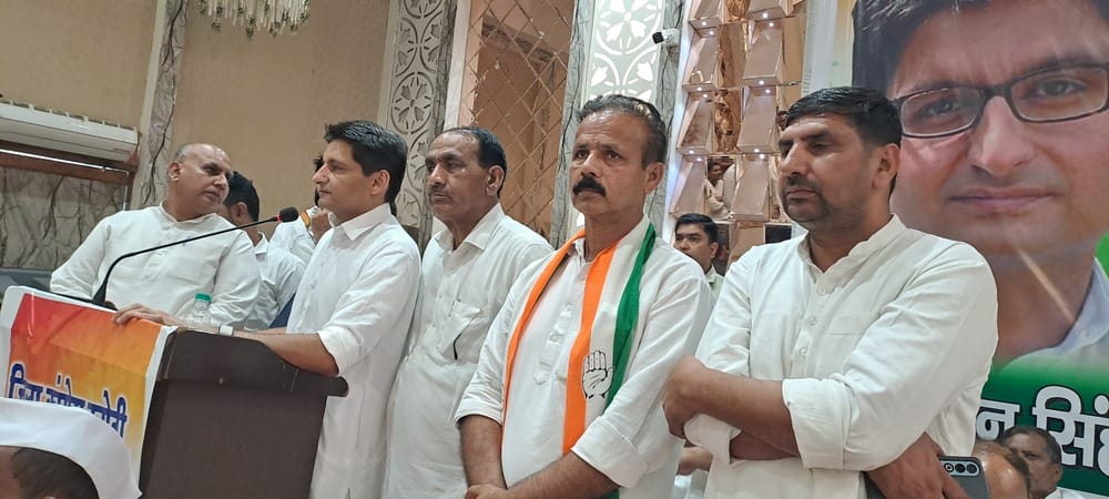 राज्य स्तरीय स्कूली खेलकूद प्रतियोगिता में उत्कृष्ट नमन गर्ग के साथ शिक्षक व अन्य। स्रोत : स्क राज्य स्तरीय स्कूली खेलकूद प्रतियोगिता में उत्कृष्ट नमन गर्ग के साथ शिक्षक व अन्य। स्रोत : स्क