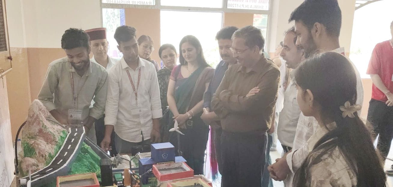 रामपुर कॉलेज में हिमालय दिवस कार्यक्रम के दौरान उपस्थित कॉलेज प्राचार्य और शिक्षक : प्रबंधन रामपुर कॉलेज में हिमालय दिवस कार्यक्रम के दौरान उपस्थित कॉलेज प्राचार्य और शिक्षक : प्रबंधन