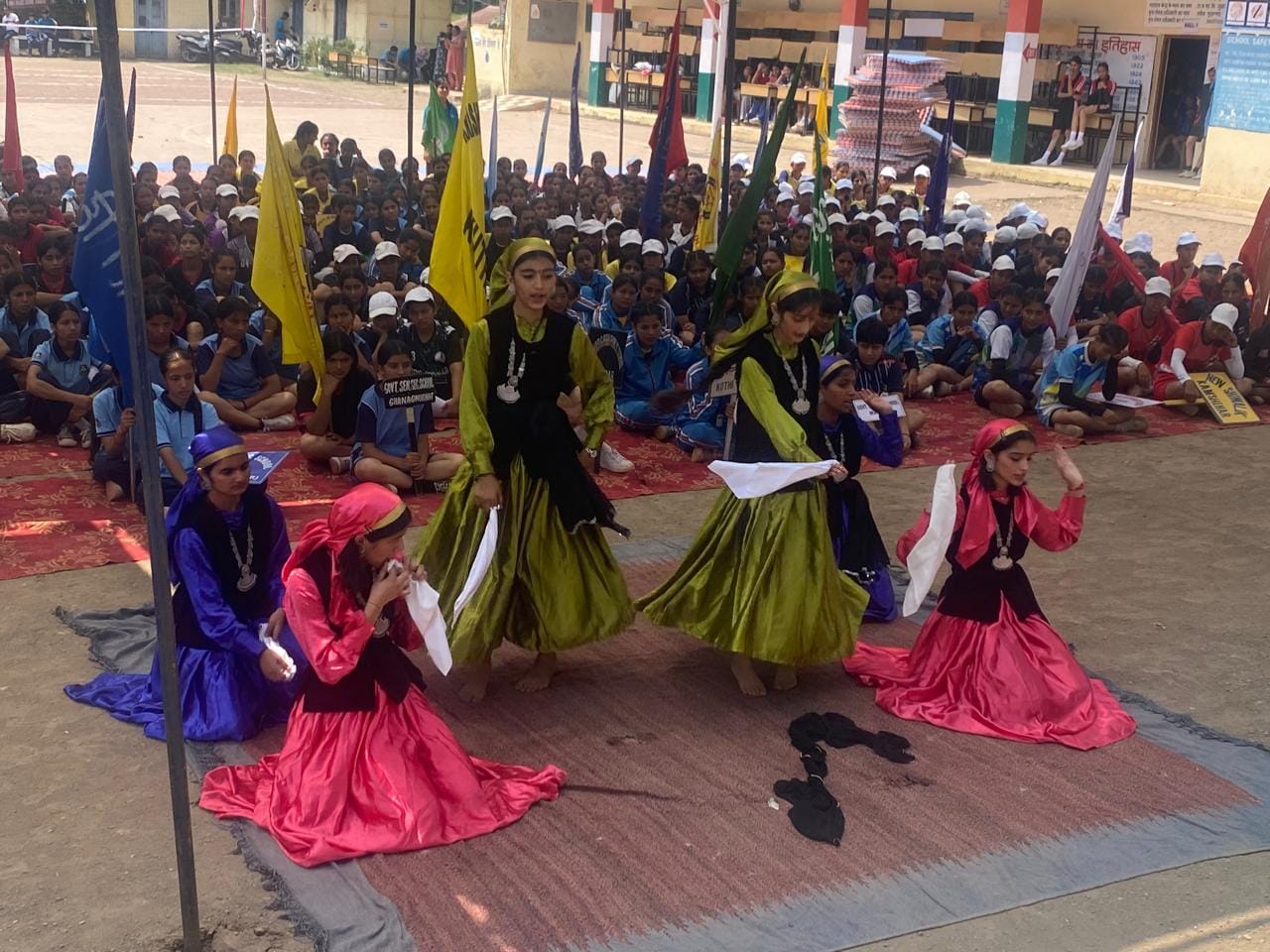 सुबाथू छात्र स्कूल में शुरू हुई गर्ल्स अंडर 19 खेलकूद प्रतियोगिता के दौरान मार्च पास की सलामी म