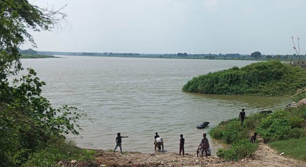 सिकरोड़ी गांव में अंत्येष्टि स्थल तक पहुंचा यमुना नदी का पानी। संवाद सिकरोड़ी गांव में अंत्येष्टि स्थल तक पहुंचा यमुना नदी का पानी। संवाद