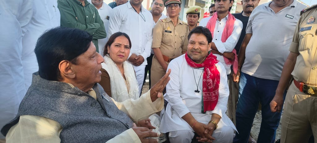 सपा नेता रामजी लाल सुमन को रोकने के दौरान मोदीनगर रोड पर लगा जाम। संवाद