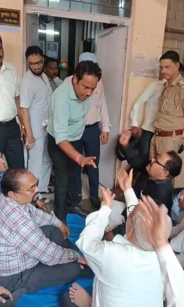 सदर तहसील में एसडीएम की गाड़ी को घेरकर खड़े अधिवक्ता। संवाद