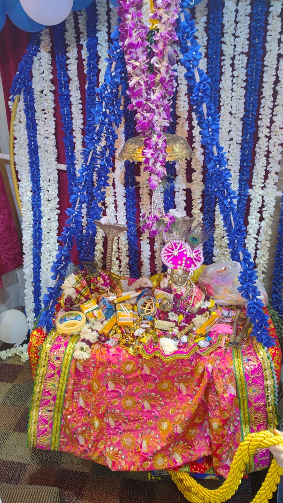 सिविल लाइंस स्थित पांडुपाेल मंदिर में झूला झुलते लड्डू गोपाल सिविल लाइंस स्थित पांडुपाेल मंदिर में झूला झुलते लड्डू गोपाल