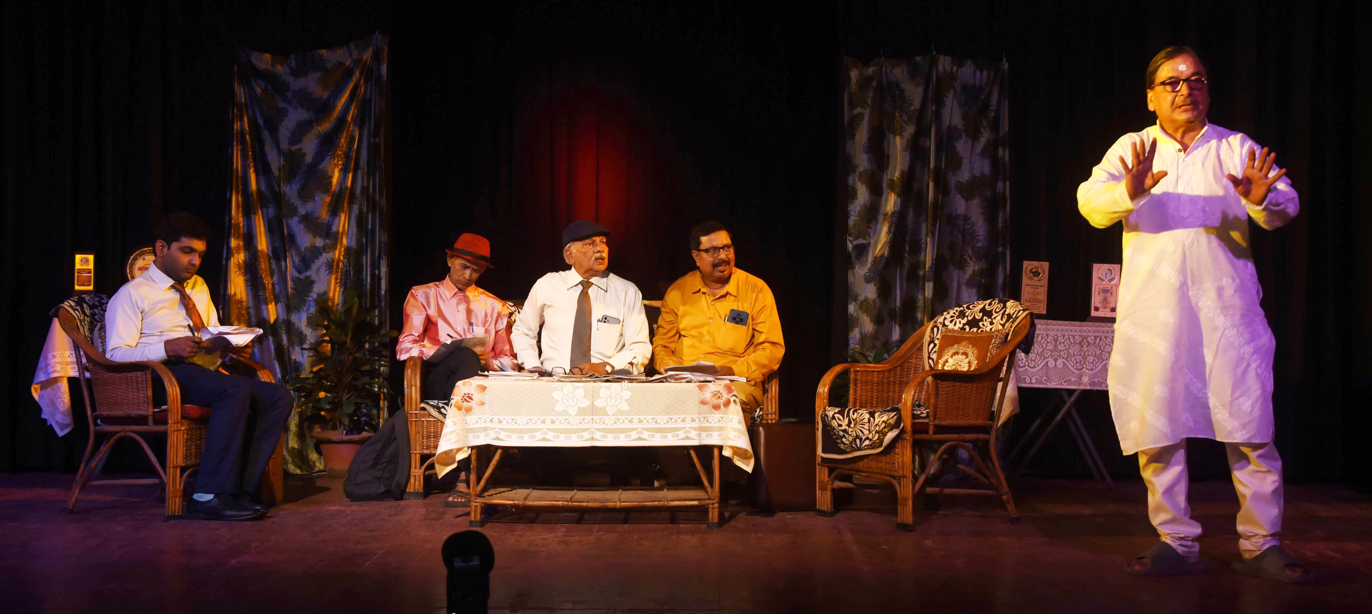 संवेदनहीन होते रिश्तों पर नाटक ने किया करारा प्रहार संवेदनहीन होते रिश्तों पर नाटक ने किया करारा प्रहार
