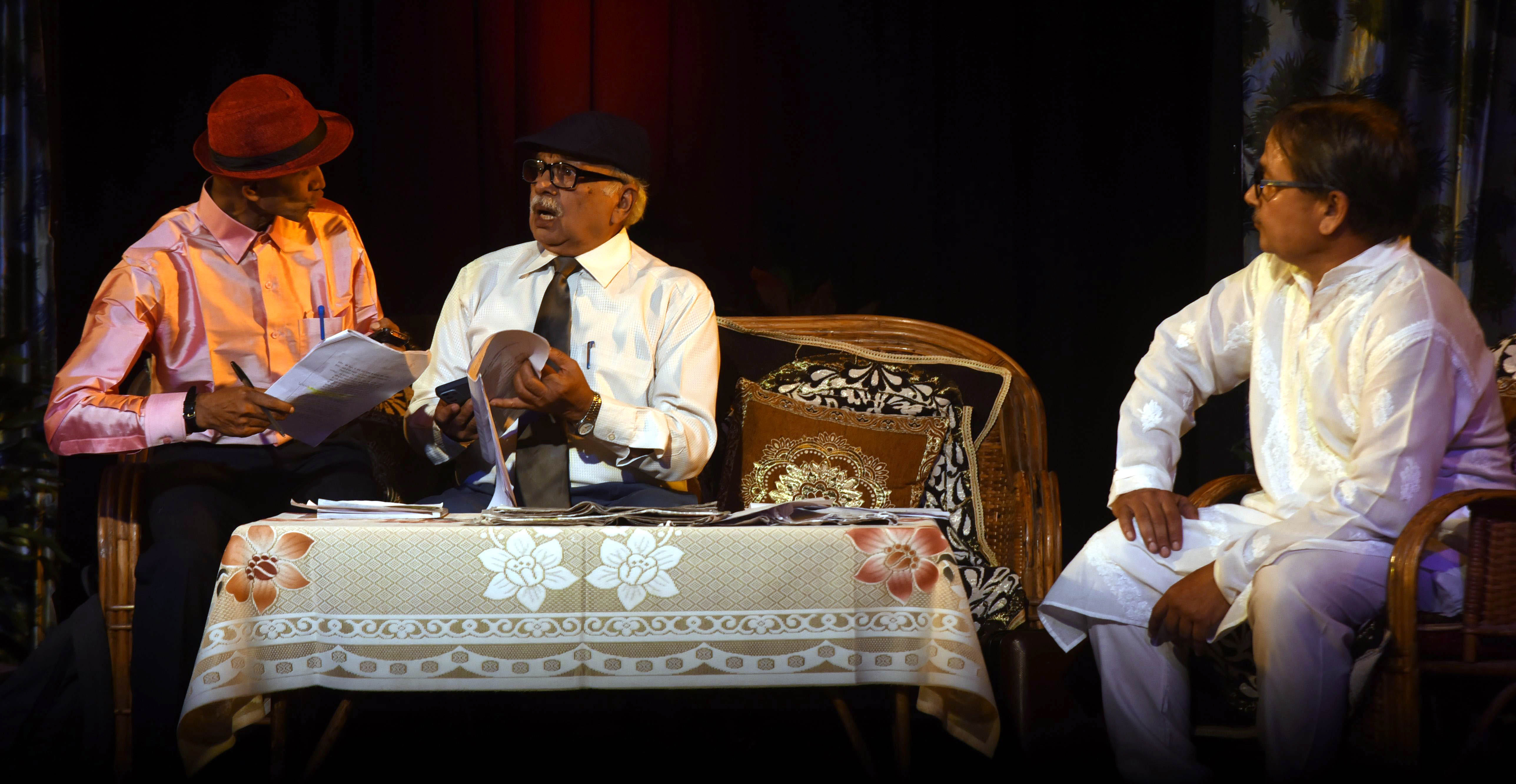 संवेदनहीन होते रिश्तों पर नाटक ने किया करारा प्रहार संवेदनहीन होते रिश्तों पर नाटक ने किया करारा प्रहार
