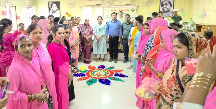 तहसील सभागार में आयोजित कार्यक्रम में सम्मानित की गईं आंगनबाड़ी कार्यकर्ताएं और गर्भवती महिला क तहसील सभागार में आयोजित कार्यक्रम में सम्मानित की गईं आंगनबाड़ी कार्यकर्ताएं और गर्भवती महिला क