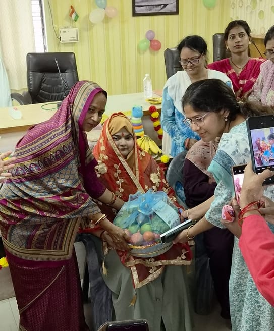 तहसील सभागार में आयोजित कार्यक्रम में सम्मानित की गईं आंगनबाड़ी कार्यकर्ताएं और गर्भवती महिला क तहसील सभागार में आयोजित कार्यक्रम में सम्मानित की गईं आंगनबाड़ी कार्यकर्ताएं और गर्भवती महिला क