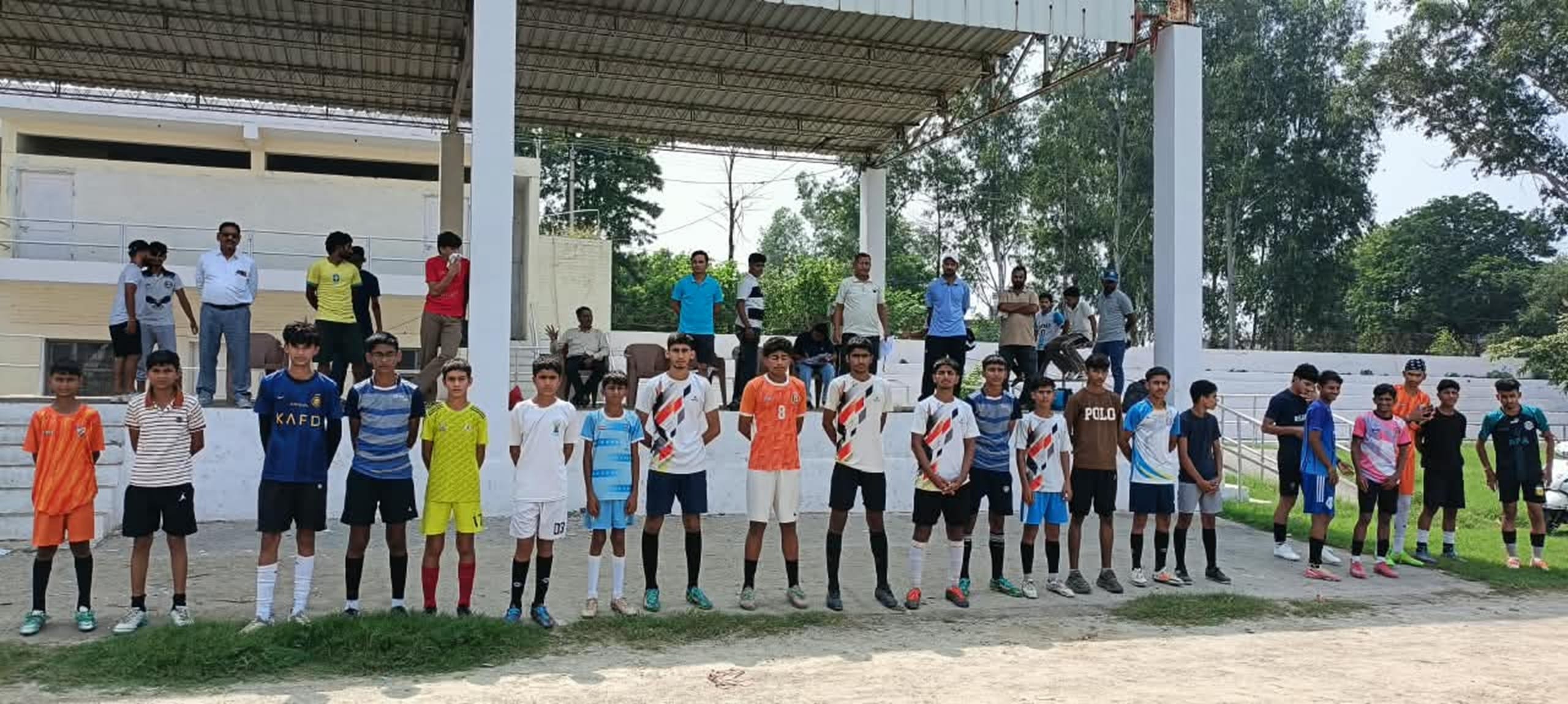 तेजली खेल परिसर में फुटबॉल अकादमी के लिए ट्रायल देते खिलाड़ी। संवाद तेजली खेल परिसर में फुटबॉल अकादमी के लिए ट्रायल देते खिलाड़ी। संवाद