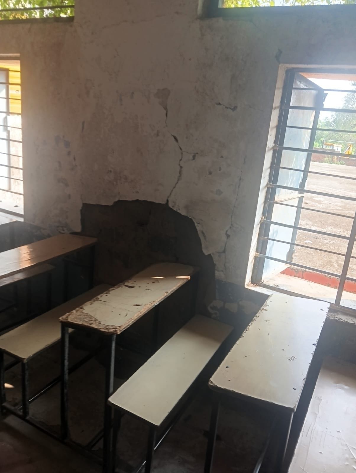 त्रिलोकरपुर स्कूल की छत्त से झड़ रहा प्लास्टर। संवाद त्रिलोकरपुर स्कूल की छत्त से झड़ रहा प्लास्टर। संवाद