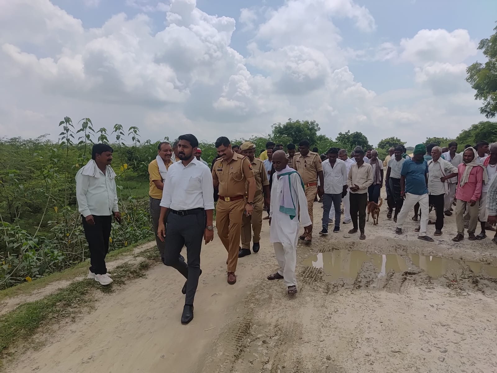 धरनास्थल पर पहुंचे एसडीएम। धरनास्थल पर पहुंचे एसडीएम।