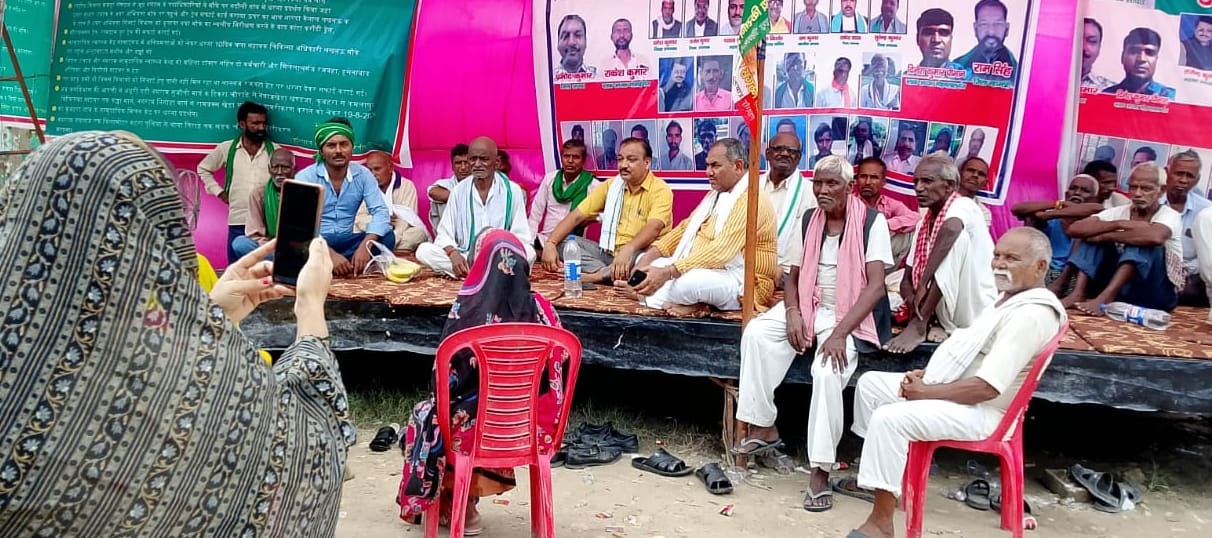 धरनास्थल पर पहुंचे एसडीएम। धरनास्थल पर पहुंचे एसडीएम।