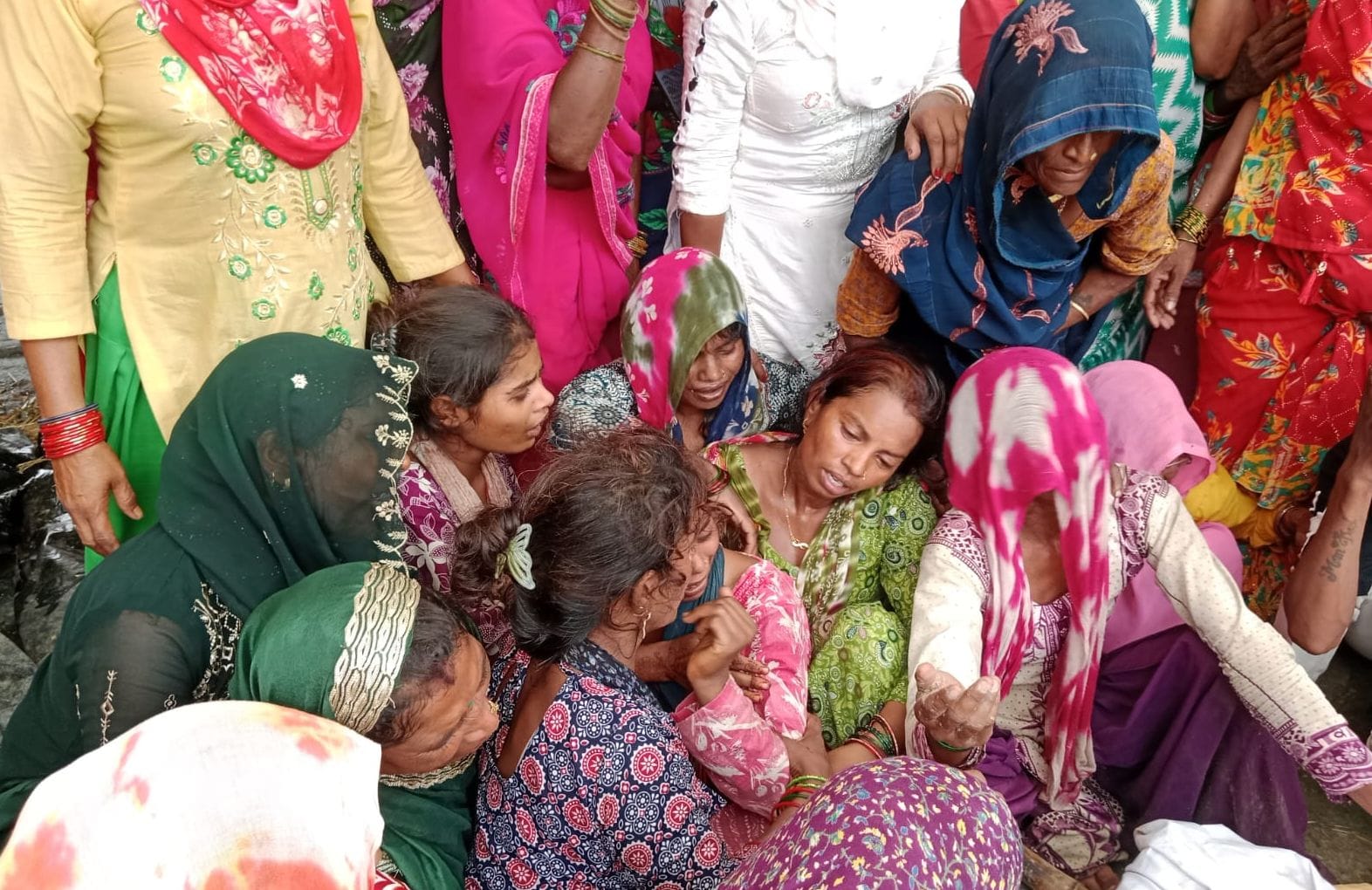 उघैती के धरैरा गांव में मृत दंपत्ति परिवार में एक बिलखते बच्चे को ढांढस बंधाती महिला। संवाद उघैती के धरैरा गांव में मृत दंपत्ति परिवार में एक बिलखते बच्चे को ढांढस बंधाती महिला। संवाद