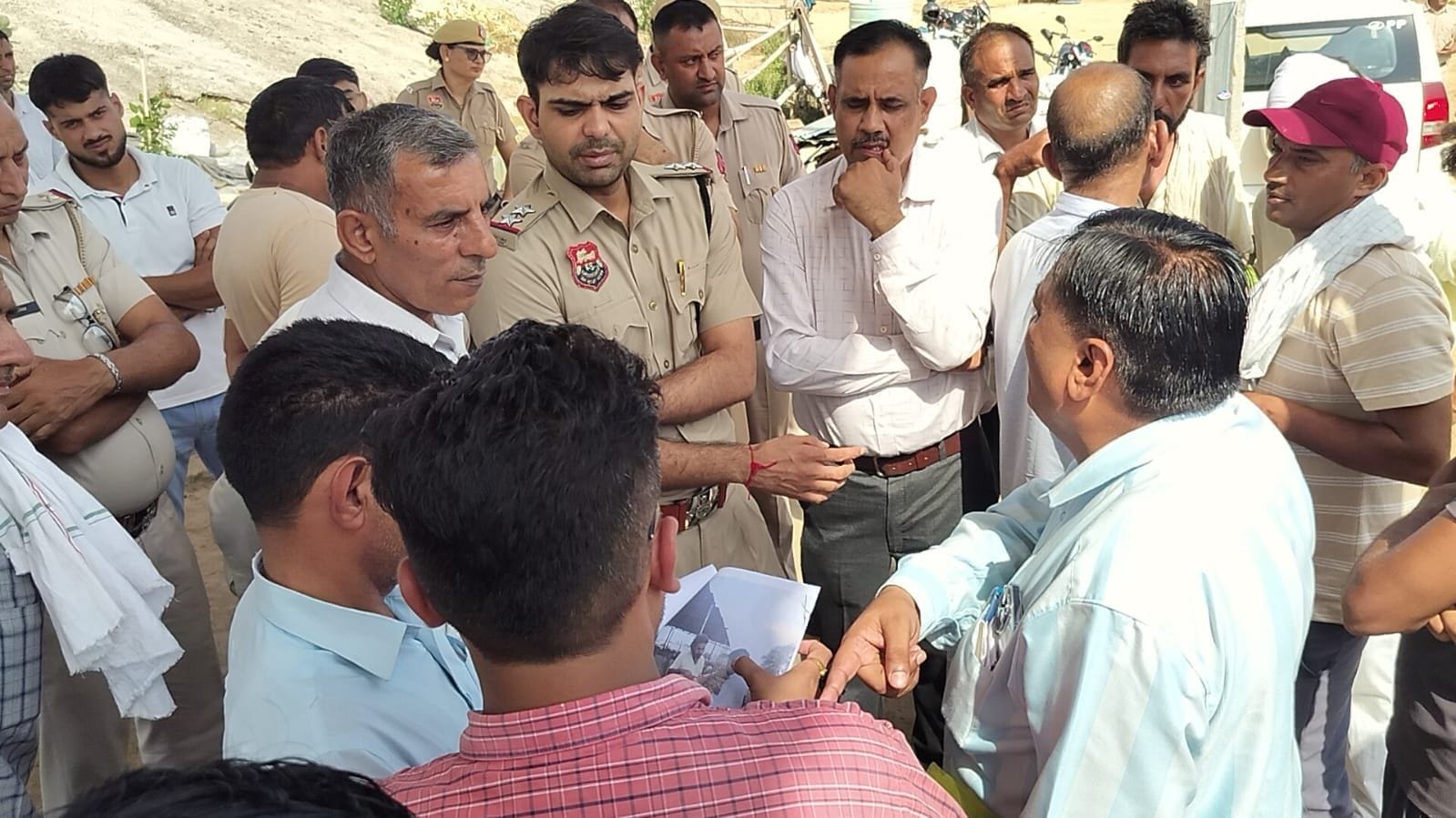 09जेएनडी07: प्रशासनिक कार्रवाई कर तोड़ी गई अस्थाई गोशाला।संवाद 09जेएनडी07: प्रशासनिक कार्रवाई कर तोड़ी गई अस्थाई गोशाला।संवाद