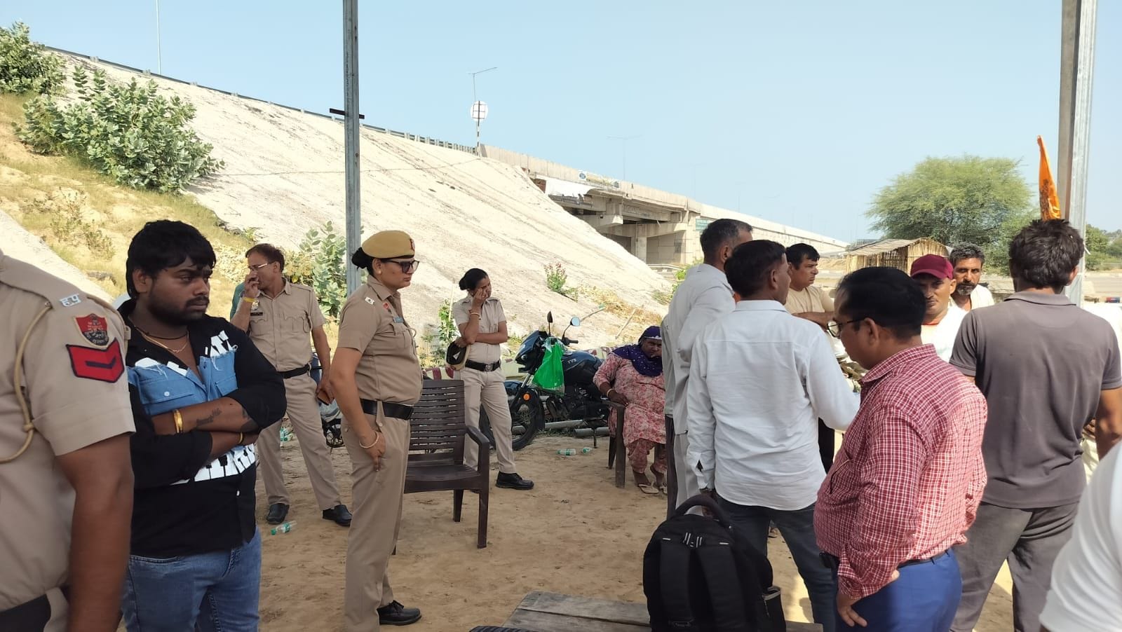09जेएनडी07: प्रशासनिक कार्रवाई कर तोड़ी गई अस्थाई गोशाला।संवाद 09जेएनडी07: प्रशासनिक कार्रवाई कर तोड़ी गई अस्थाई गोशाला।संवाद