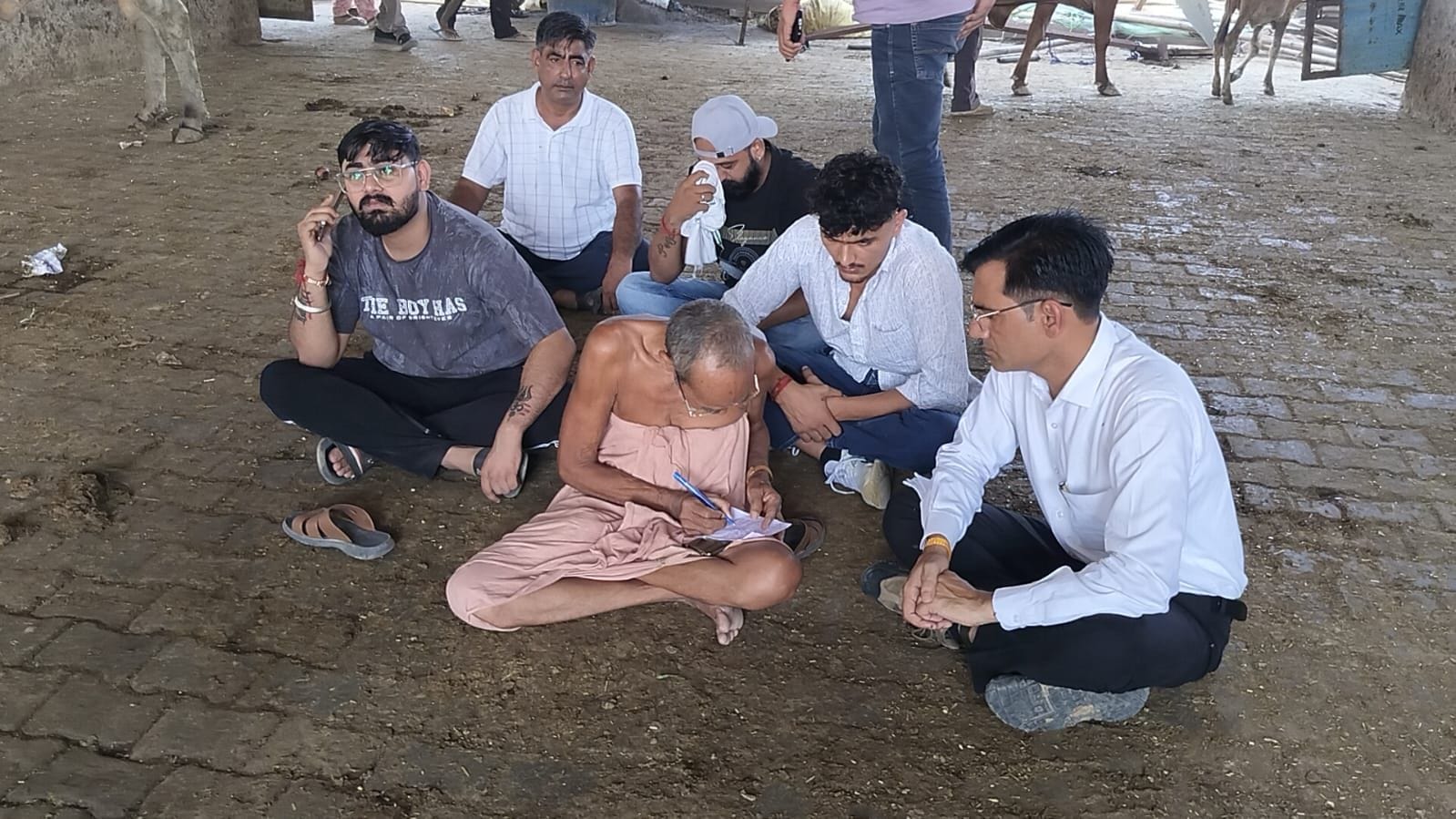 09जेएनडी07: प्रशासनिक कार्रवाई कर तोड़ी गई अस्थाई गोशाला।संवाद 09जेएनडी07: प्रशासनिक कार्रवाई कर तोड़ी गई अस्थाई गोशाला।संवाद