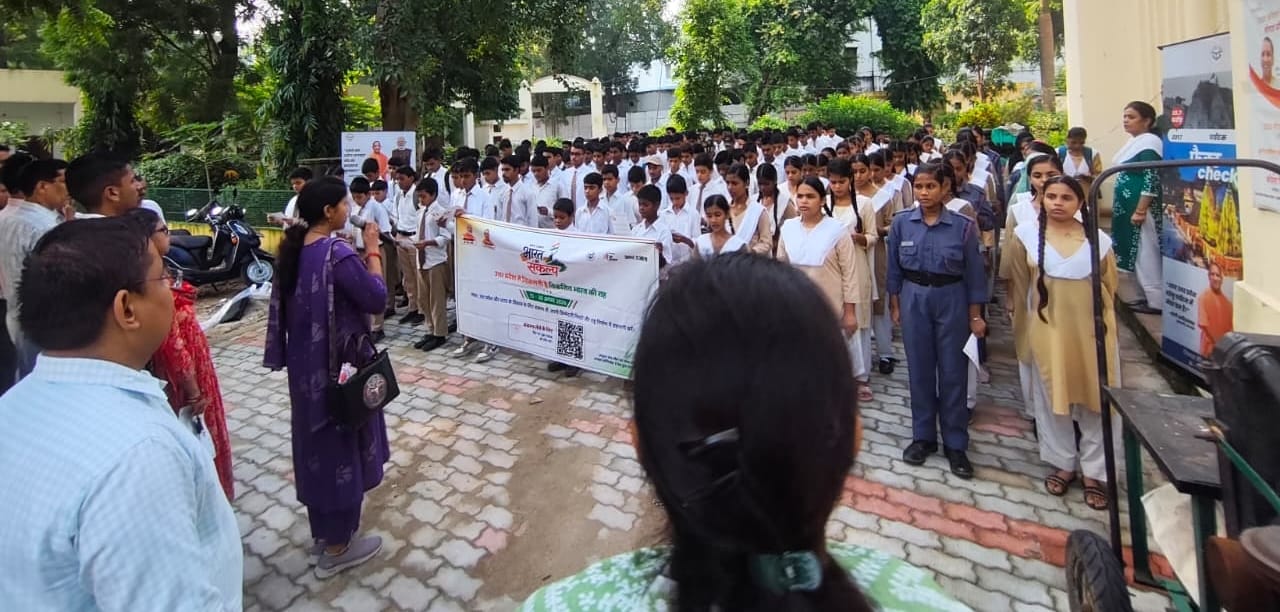 आरएएस अकादमी, कृष्णानगर और राजकीय हुसैनाबाद इंटर कॉलेज में हुए कार्यक्रम में शपथ लेते विद्यार्थ आरएएस अकादमी, कृष्णानगर और राजकीय हुसैनाबाद इंटर कॉलेज में हुए कार्यक्रम में शपथ लेते विद्यार्थ