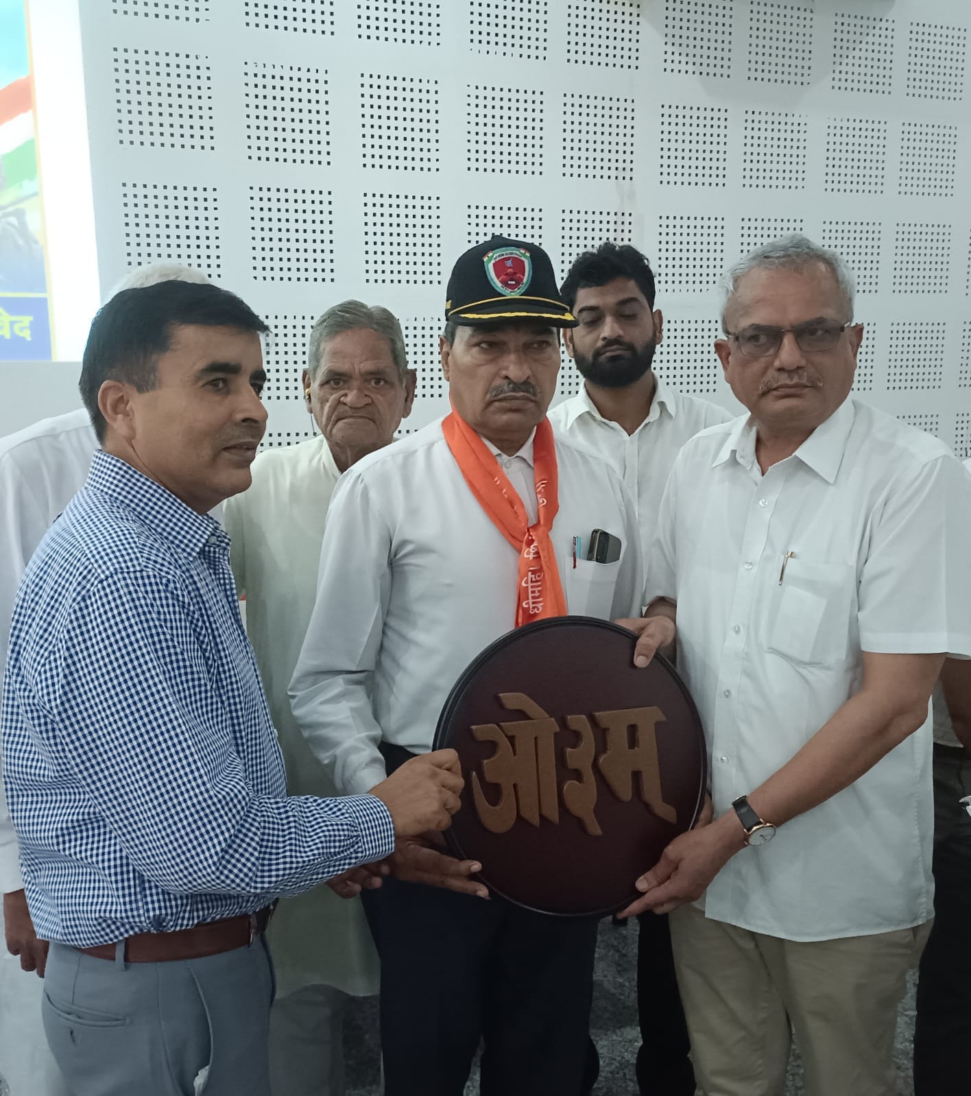 आर्य बाल भारती पब्लिक स्कूल में पूर्व सैनिक को सम्मानित करते हरपाल ढांडा और रणदीप आर्य। स्रोत 
