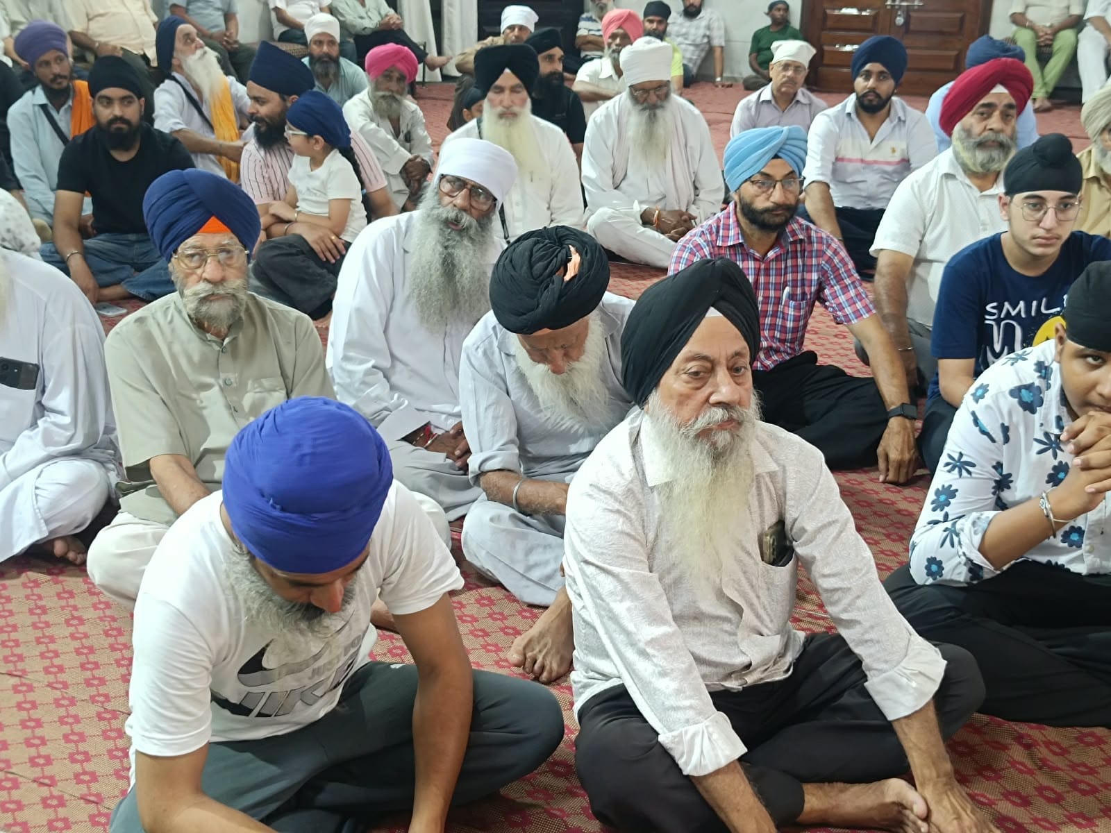 अंबाला छावनी के पंजाबी गुरुद्वारा साहिब में कीर्तनी जत्थों को सिरोपा पहनाते प्रबंधक। प्रवक्ता अंबाला छावनी के पंजाबी गुरुद्वारा साहिब में कीर्तनी जत्थों को सिरोपा पहनाते प्रबंधक। प्रवक्ता