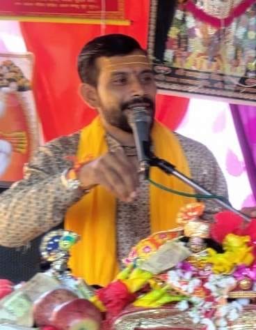 बंडा स्थित सुनासीरनाथ मंदिर में आयोजित भंडारे का प्रसाद ग्रहण करते श्रद्धालु। संवाद बंडा स्थित सुनासीरनाथ मंदिर में आयोजित भंडारे का प्रसाद ग्रहण करते श्रद्धालु। संवाद