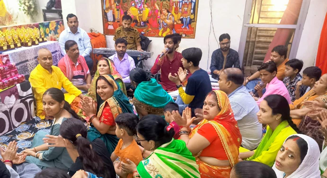 बंडा स्थित सुनासीरनाथ मंदिर में आयोजित भंडारे का प्रसाद ग्रहण करते श्रद्धालु। संवाद बंडा स्थित सुनासीरनाथ मंदिर में आयोजित भंडारे का प्रसाद ग्रहण करते श्रद्धालु। संवाद