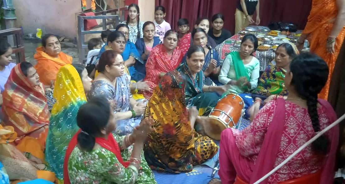 बंडा स्थित सुनासीरनाथ मंदिर में आयोजित भंडारे का प्रसाद ग्रहण करते श्रद्धालु। संवाद बंडा स्थित सुनासीरनाथ मंदिर में आयोजित भंडारे का प्रसाद ग्रहण करते श्रद्धालु। संवाद