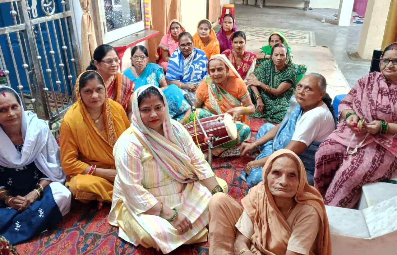 बंडा स्थित सुनासीरनाथ मंदिर में आयोजित भंडारे का प्रसाद ग्रहण करते श्रद्धालु। संवाद बंडा स्थित सुनासीरनाथ मंदिर में आयोजित भंडारे का प्रसाद ग्रहण करते श्रद्धालु। संवाद