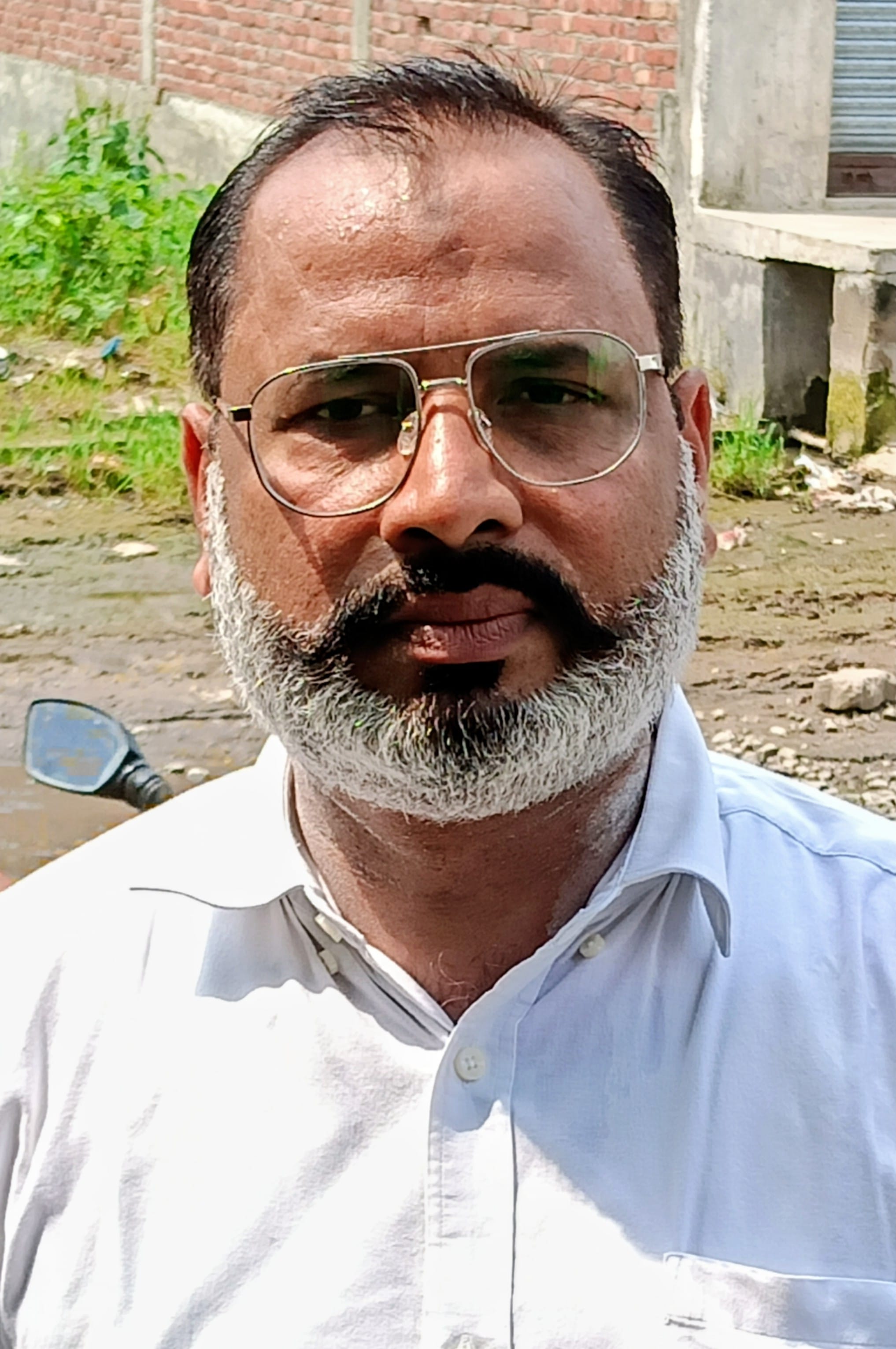 भैंसा रोड वार्ड नं. 22 में सडक में गढ्ढे व गढ्ढों में भरा पानी। (मवाना) भैंसा रोड वार्ड नं. 22 में सडक में गढ्ढे व गढ्ढों में भरा पानी। (मवाना)