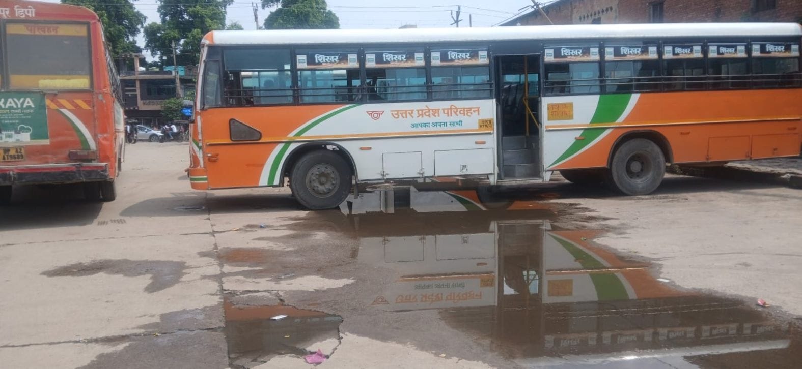 बस स्टेशन पर जमा गंदा पानी बस स्टेशन पर जमा गंदा पानी