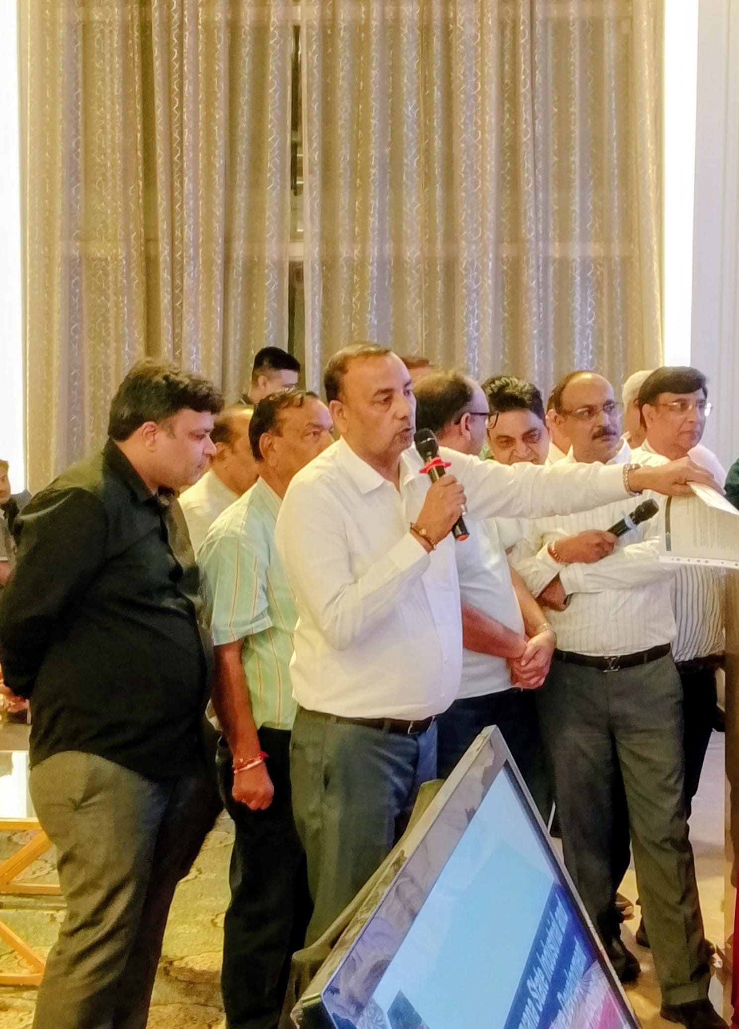 बैठक में अधिकारियों के सामने अपनी बात रखते श्री भगवान अग्रवाल उद्यमी। संवाद बैठक में अधिकारियों के सामने अपनी बात रखते श्री भगवान अग्रवाल उद्यमी। संवाद