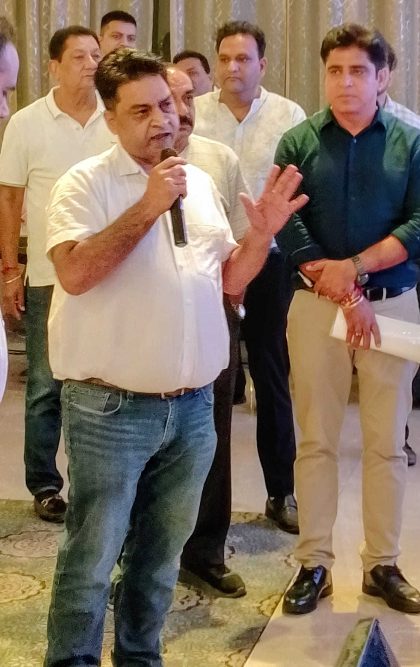 बैठक में अधिकारियों के सामने अपनी बात रखते श्री भगवान अग्रवाल उद्यमी। संवाद बैठक में अधिकारियों के सामने अपनी बात रखते श्री भगवान अग्रवाल उद्यमी। संवाद