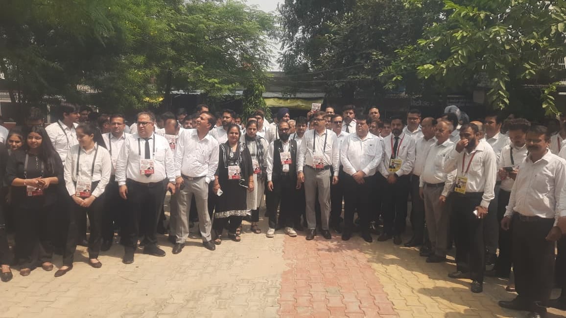 चुनाव प्रचान के दौरान महिला अधिवक्ताओं से वोट की अपील करते महिला प्रत्याशी रजनेश कुमारी। संवाद चुनाव प्रचान के दौरान महिला अधिवक्ताओं से वोट की अपील करते महिला प्रत्याशी रजनेश कुमारी। संवाद