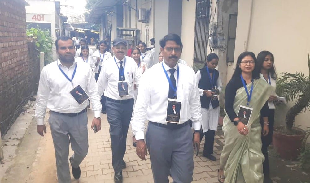 चुनाव प्रचान के दौरान महिला अधिवक्ताओं से वोट की अपील करते महिला प्रत्याशी रजनेश कुमारी। संवाद चुनाव प्रचान के दौरान महिला अधिवक्ताओं से वोट की अपील करते महिला प्रत्याशी रजनेश कुमारी। संवाद