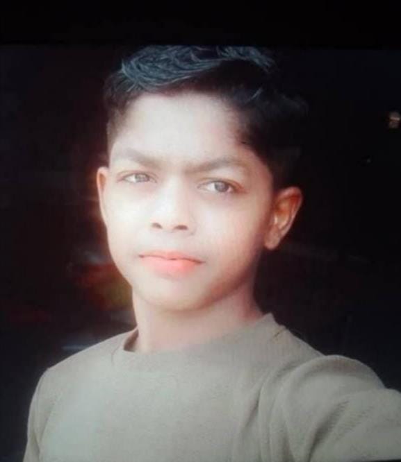 एसडीएम व सीओ सदर अयोध्या की मौजूदगी में भीटी के बनगांव में कब्र से शव निकालने के लिए की जा रही एसडीएम व सीओ सदर अयोध्या की मौजूदगी में भीटी के बनगांव में कब्र से शव निकालने के लिए की जा रही