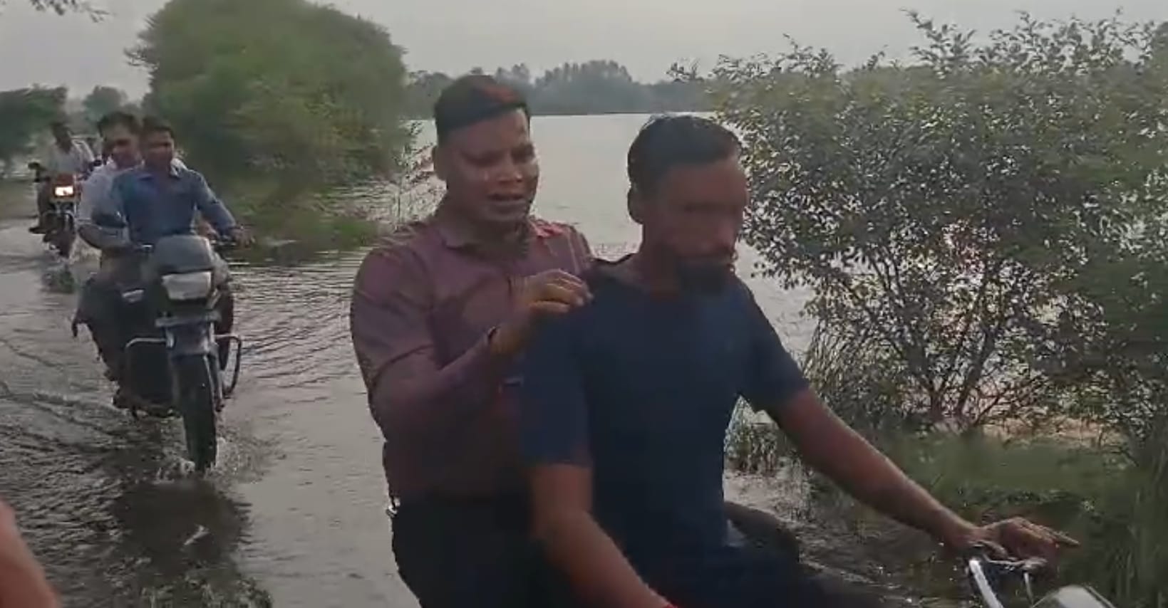 एसडीएम व तहसीलदार बाइक से पहुंचे बाढ़ क्षेत्र। एसडीएम व तहसीलदार बाइक से पहुंचे बाढ़ क्षेत्र।