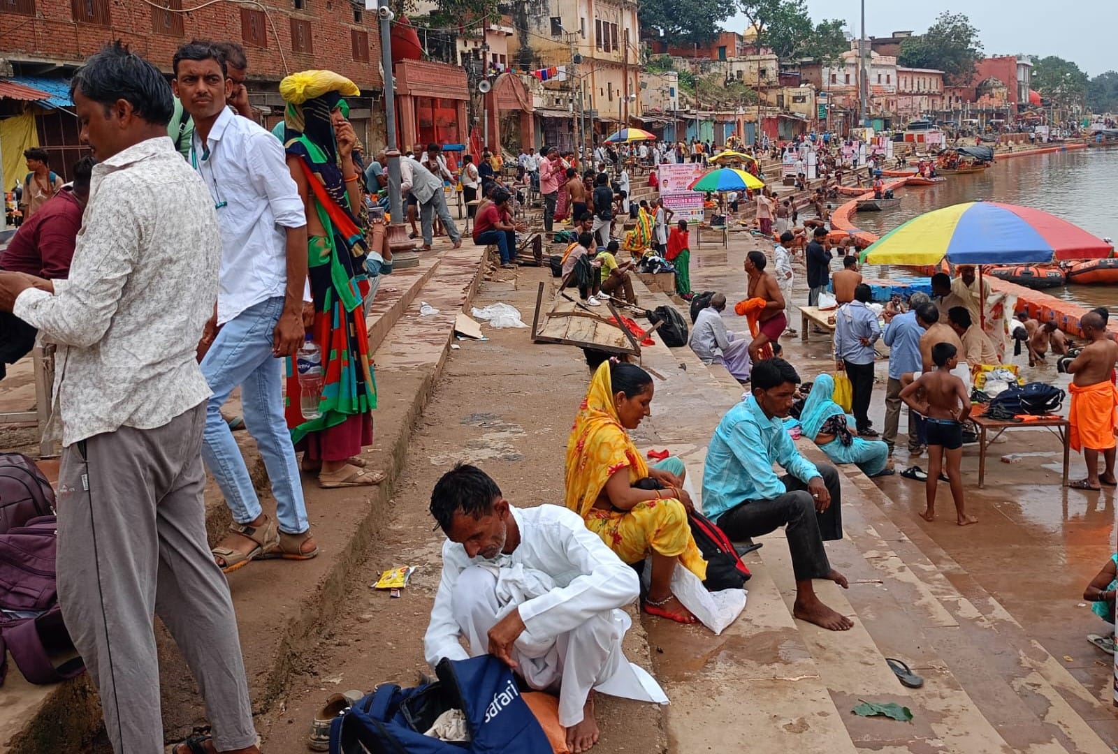 फोटो 10 सीकेटीपी 10 भरतकूप क्षेत्र में लेटी परिक्रमा करती महिलाएं व जाते श्रद्धालु। संवाद फोटो 10 सीकेटीपी 10 भरतकूप क्षेत्र में लेटी परिक्रमा करती महिलाएं व जाते श्रद्धालु। संवाद