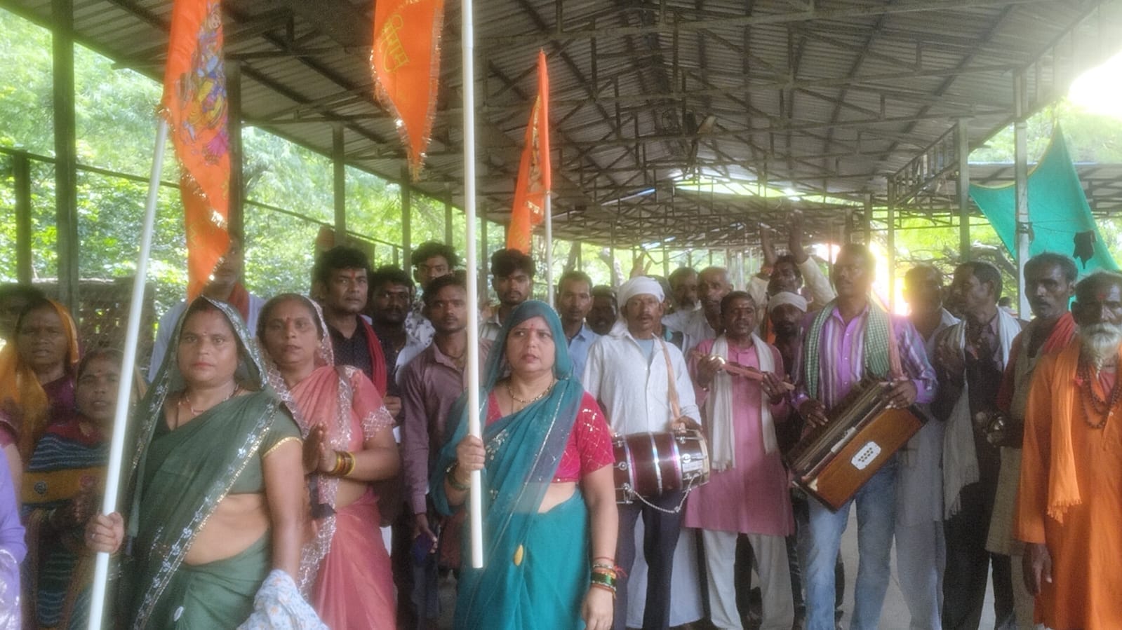 फोटो 10 सीकेटीपी 10 भरतकूप क्षेत्र में लेटी परिक्रमा करती महिलाएं व जाते श्रद्धालु। संवाद फोटो 10 सीकेटीपी 10 भरतकूप क्षेत्र में लेटी परिक्रमा करती महिलाएं व जाते श्रद्धालु। संवाद