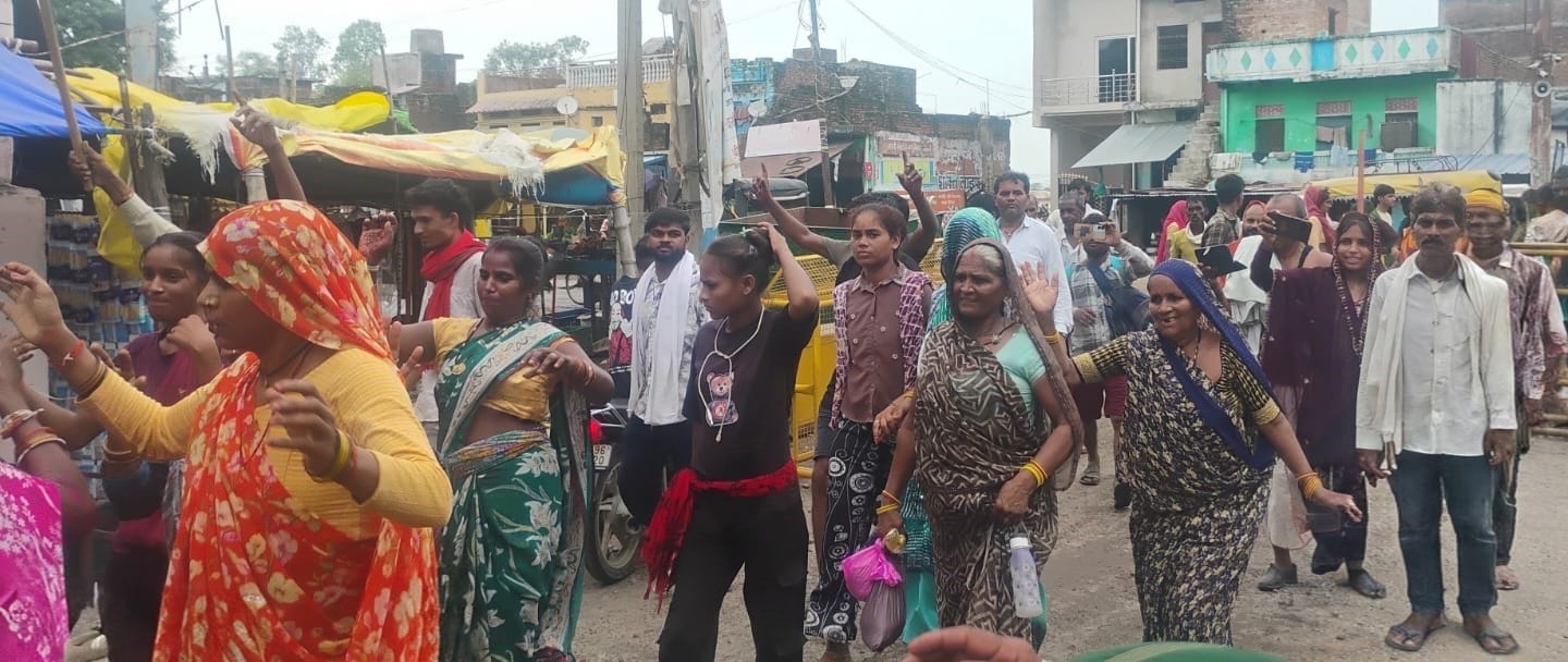 फोटो 10 सीकेटीपी 10 भरतकूप क्षेत्र में लेटी परिक्रमा करती महिलाएं व जाते श्रद्धालु। संवाद फोटो 10 सीकेटीपी 10 भरतकूप क्षेत्र में लेटी परिक्रमा करती महिलाएं व जाते श्रद्धालु। संवाद