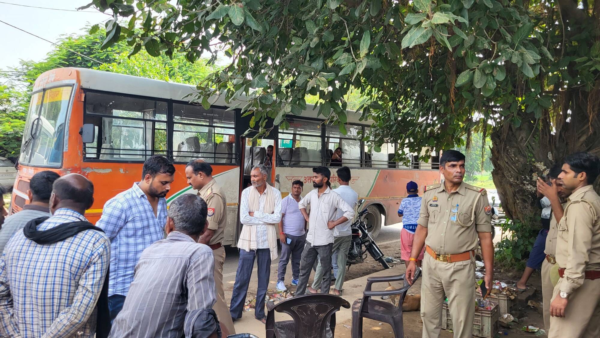 फोटो-12- विवाद के बाद जिंदपुर के दसवामील पर खड़ी बस के पास यात्रियों की भीउ़ व मौजूद पुलिस। संव फोटो-12- विवाद के बाद जिंदपुर के दसवामील पर खड़ी बस के पास यात्रियों की भीउ़ व मौजूद पुलिस। संव