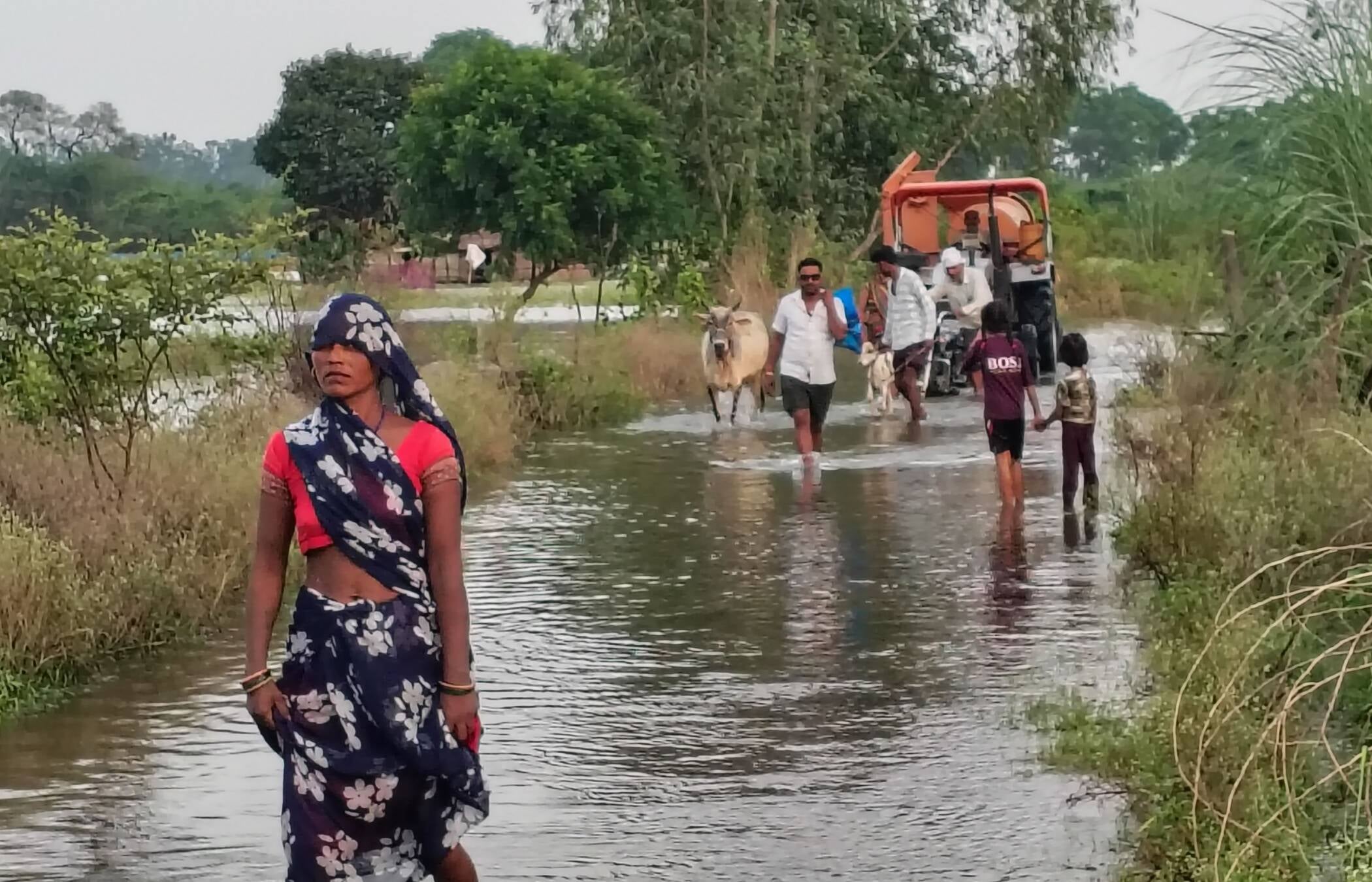 फोटो-24-औंग क्षेत्र के गंगा कटरी क्षेत्र का डूबा संपर्क मार्ग। संवाद