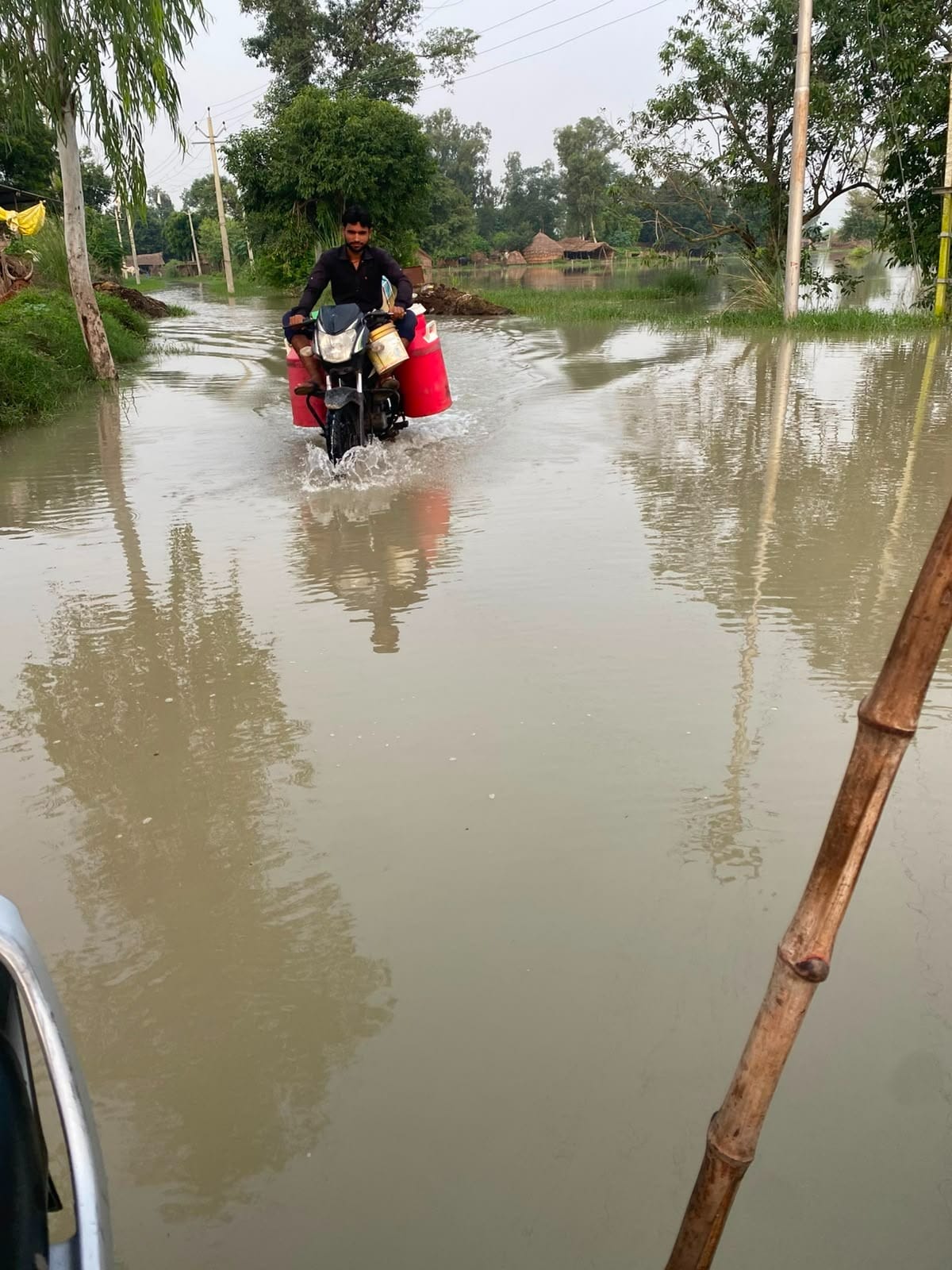 फोटो 30- मूंझखेड़ा में बाढ़ के पानी से घिरी झोपड़ी। स्रोत संवाद