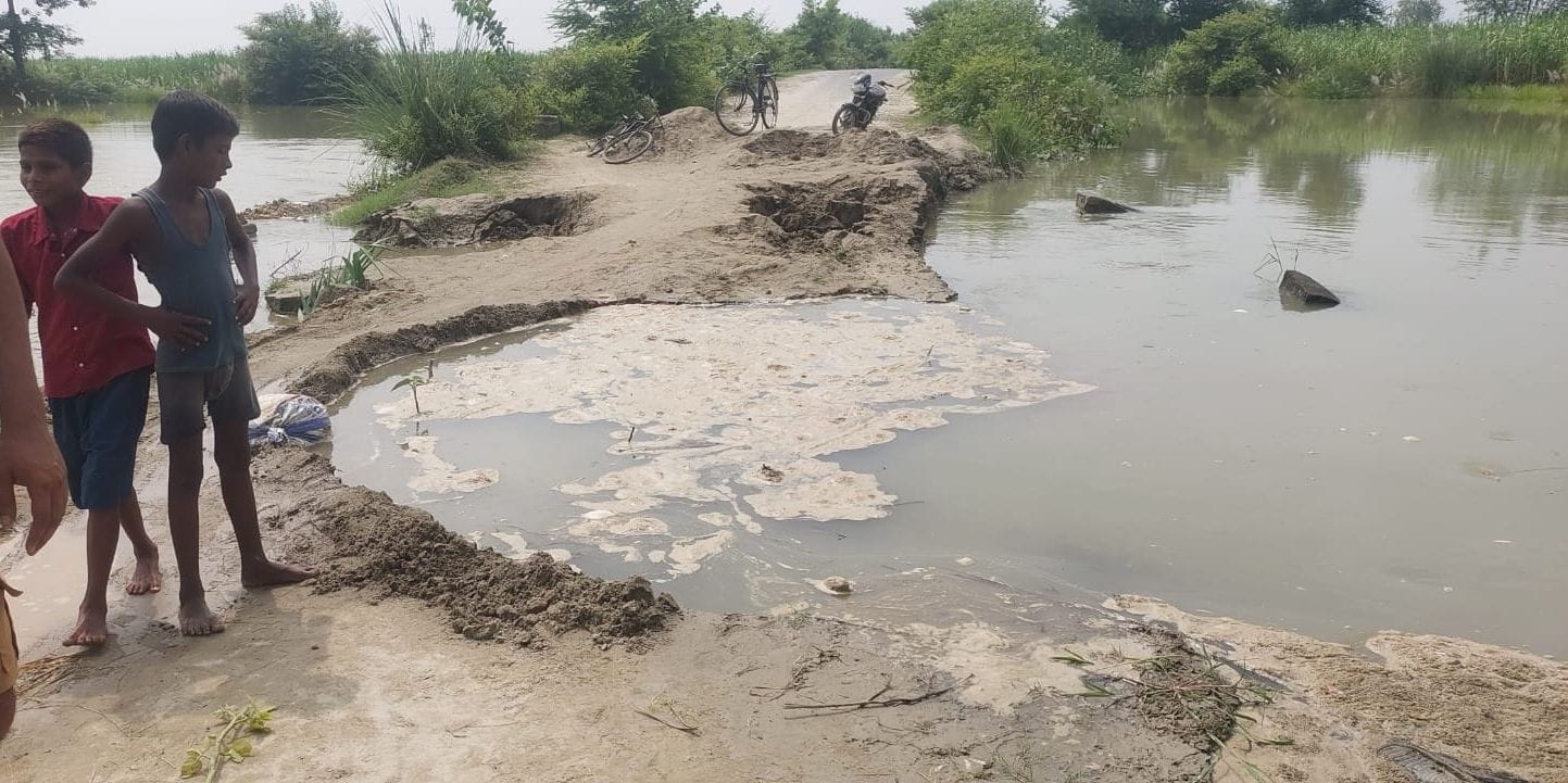गोंडा में नवाबगंज के ब्योंदा में बाढ़ के पानी से घिरा प्राथमिक विद्यालय। गोंडा में नवाबगंज के ब्योंदा में बाढ़ के पानी से घिरा प्राथमिक विद्यालय।