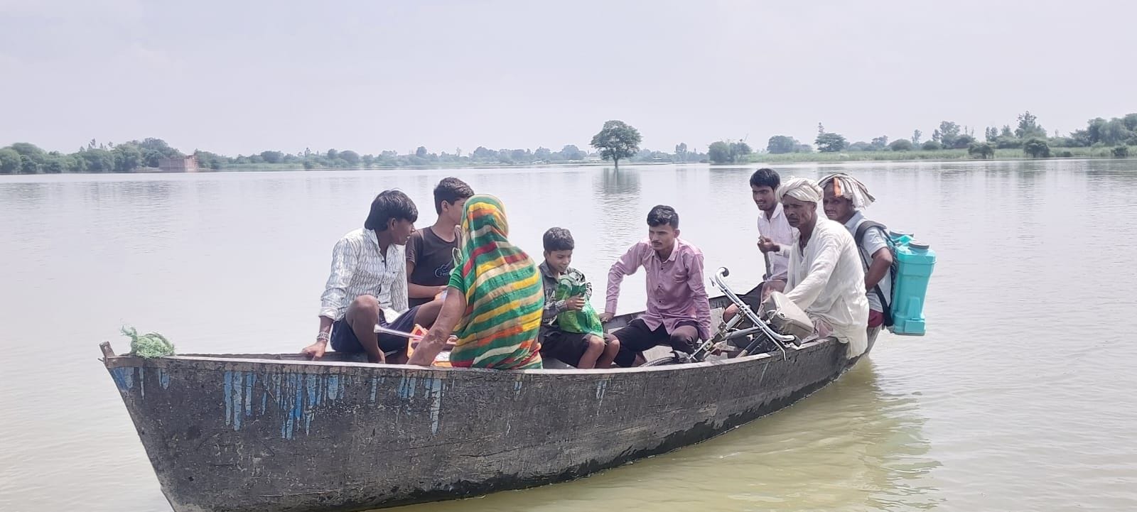 गोंडा में नवाबगंज के ब्योंदा में बाढ़ के पानी से घिरा प्राथमिक विद्यालय। गोंडा में नवाबगंज के ब्योंदा में बाढ़ के पानी से घिरा प्राथमिक विद्यालय।